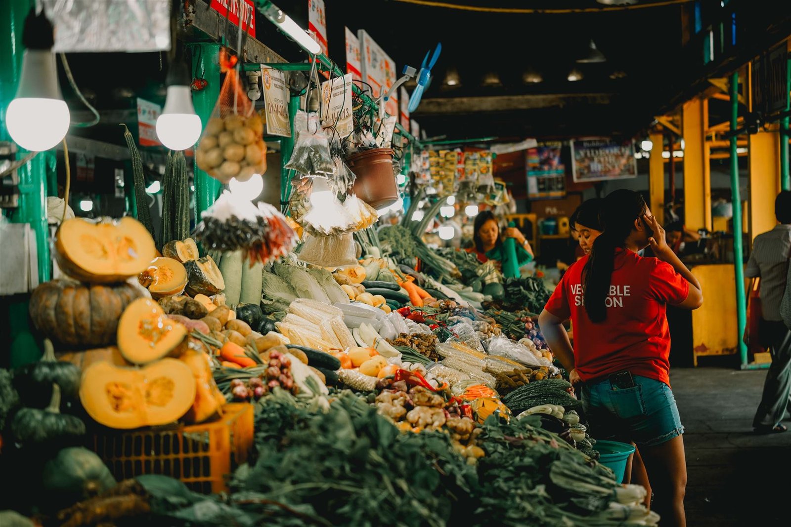 Puesto de mercado con verduras frescas